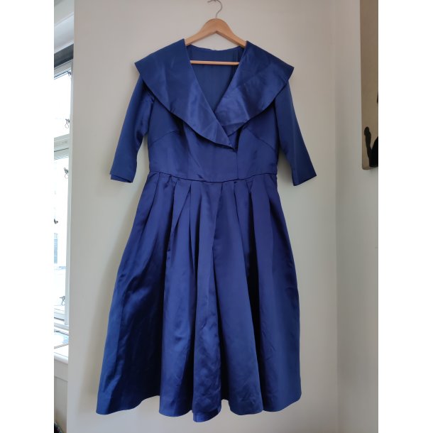 Kongebl� silkekjole fra 1950'erne