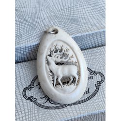 Vedh�ng med hjort, udsk�ret ben