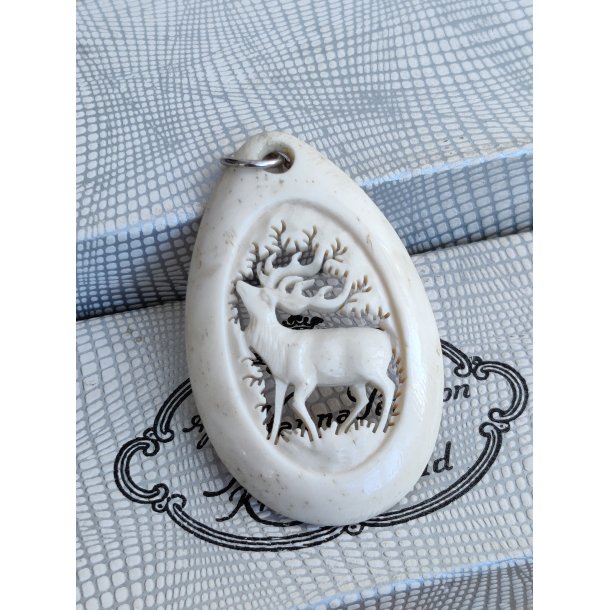 Vedh�ng med hjort, udsk�ret ben