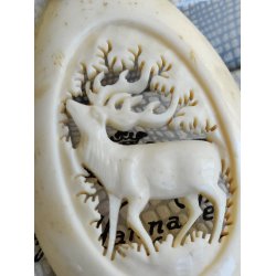 Vedh�ng med hjort, udsk�ret ben