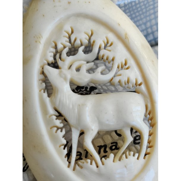 Vedh�ng med hjort, udsk�ret ben