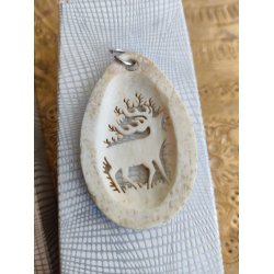 Vedh�ng med hjort, udsk�ret ben