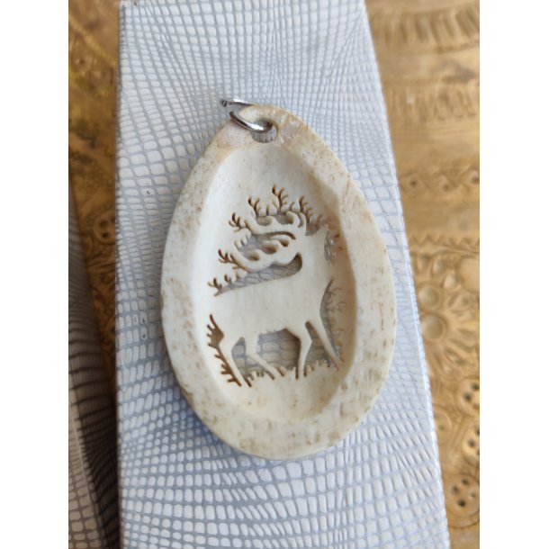 Vedh�ng med hjort, udsk�ret ben