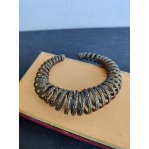 Snoet vintage armring i metal