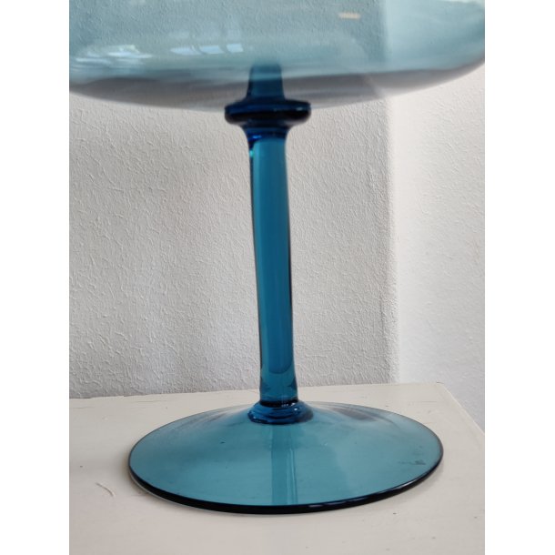 Bl� glas opsats eller sk�l p� stilk