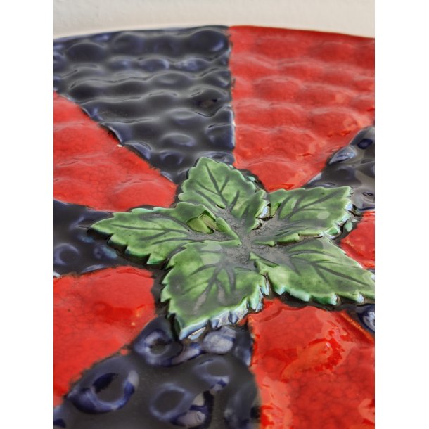 Kageopsats med hindb�r og bl�b�r dekoration