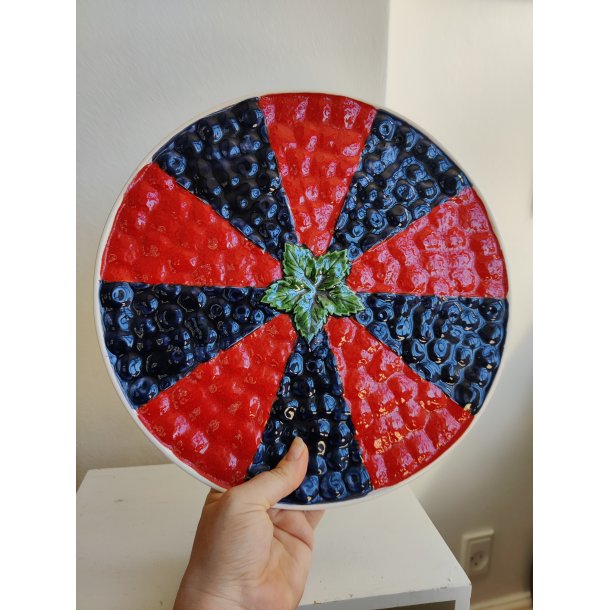 Kageopsats med hindb�r og bl�b�r dekoration