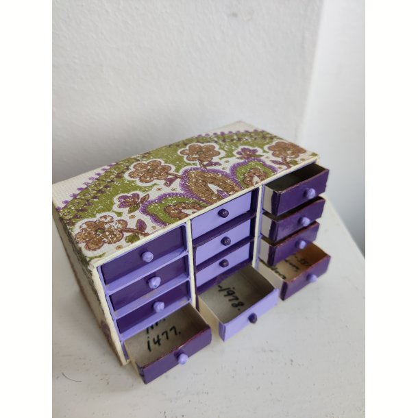 Lilla miniature kommode af t�ndstik�sker, 1970'erne