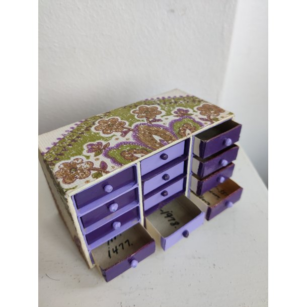 Lilla miniature kommode af t�ndstik�sker, 1970'erne