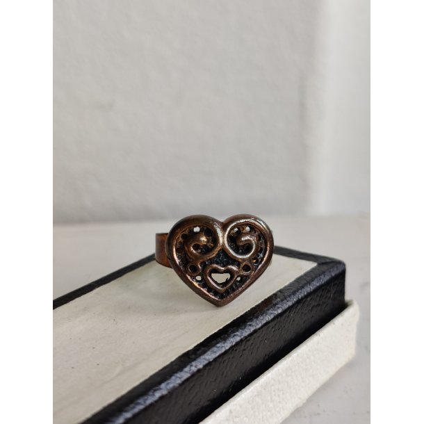 Finsk bronze ring med hjerte