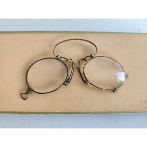 Antikke briller med n�seb�jle