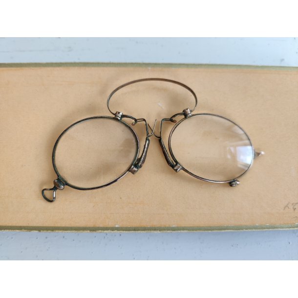 Antikke briller med n�seb�jle