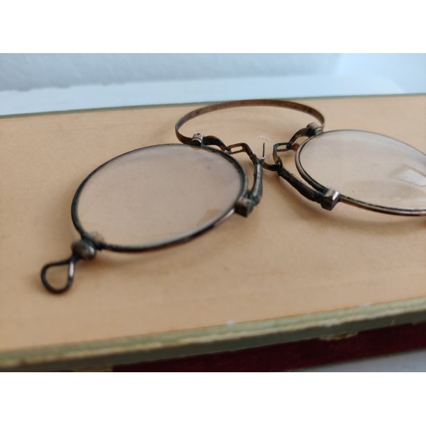Antikke briller med n�seb�jle