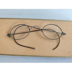 Antikke briller med bl�de st�nger