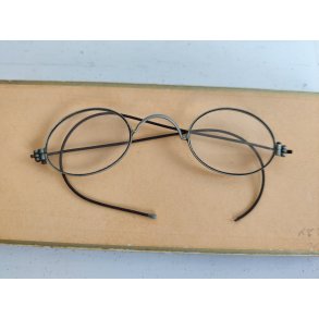 Antikke briller med bl�de st�nger