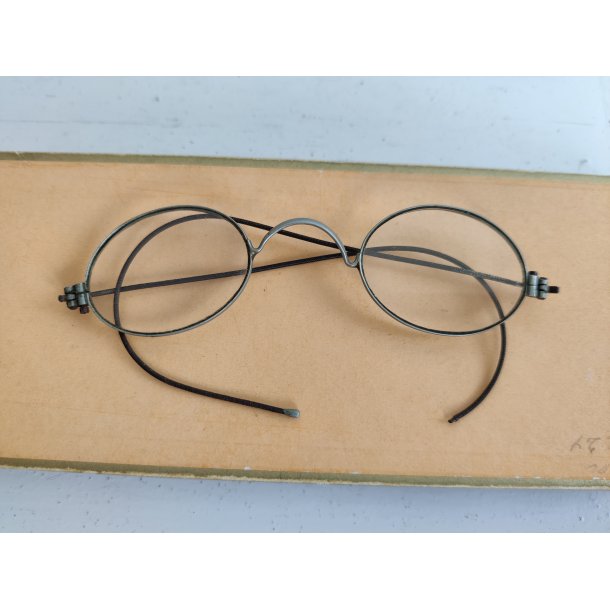 Antikke briller med bl�de st�nger