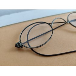 Antikke briller med bl�de st�nger