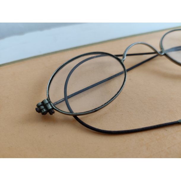 Antikke briller med bl�de st�nger