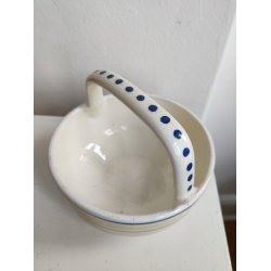 Gammel fajancesk�l med hank og prikker