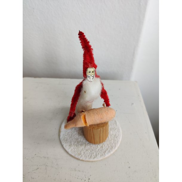 Piberensernisse slagter julegrisen. Sukkerpynt fra 1950'erne.