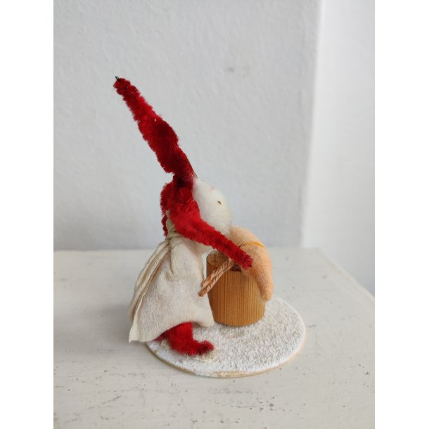 Piberensernisse slagter julegrisen. Sukkerpynt fra 1950'erne.