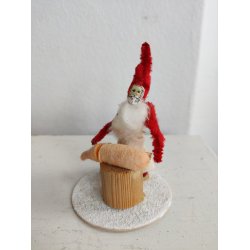 Piberensernisse slagter julegrisen. Sukkerpynt fra 1950'erne.