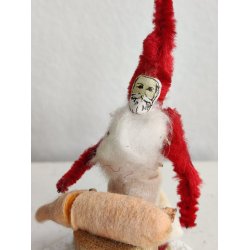 Piberensernisse slagter julegrisen. Sukkerpynt fra 1950'erne.