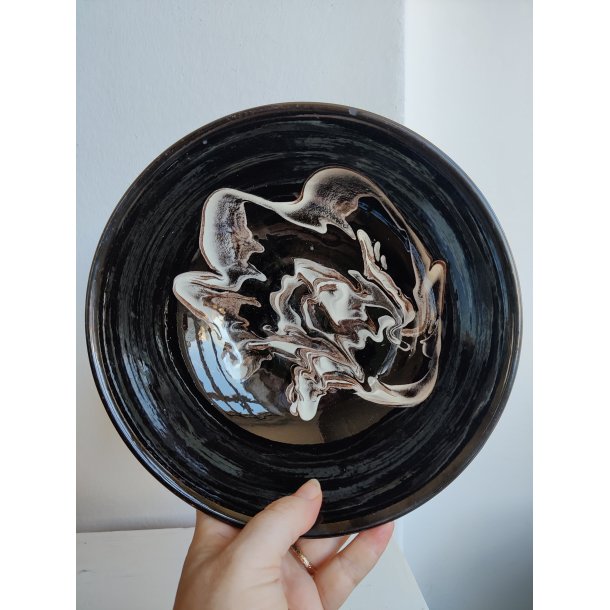 Sort hvid gammel keramiksk�l med swirly glasur