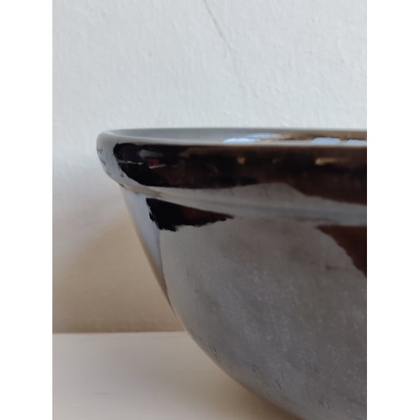 Sort hvid gammel keramiksk�l med swirly glasur