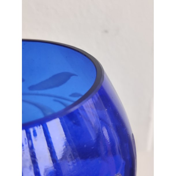 Smuk gammel, koboltbl� glassk�l/opsats med blomsterdekoration