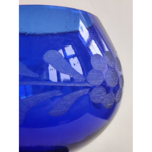 Smuk gammel, koboltbl� glassk�l/opsats med blomsterdekoration