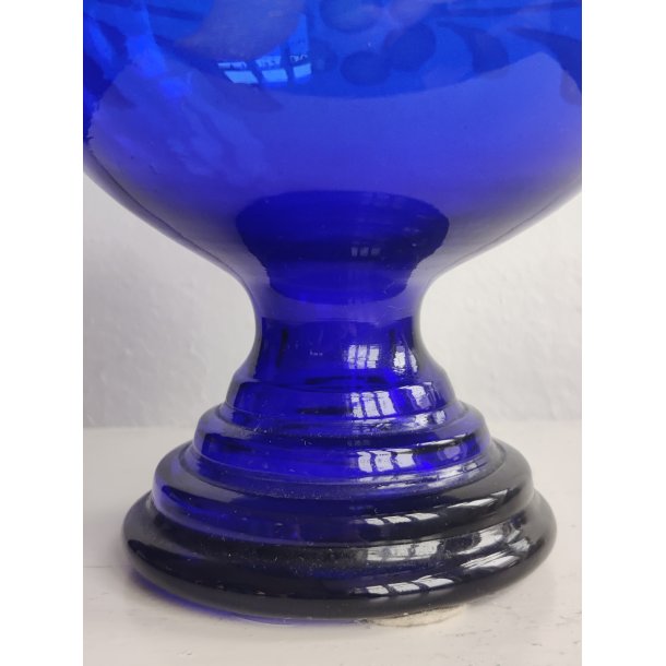 Smuk gammel, koboltbl� glassk�l/opsats med blomsterdekoration