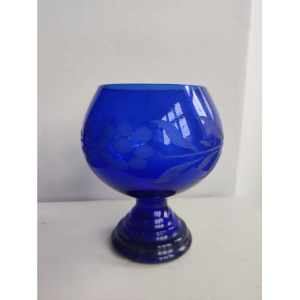 Smuk gammel, koboltbl� glassk�l/opsats med blomsterdekoration
