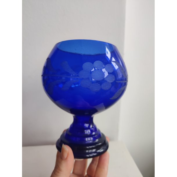 Smuk gammel, koboltbl� glassk�l/opsats med blomsterdekoration