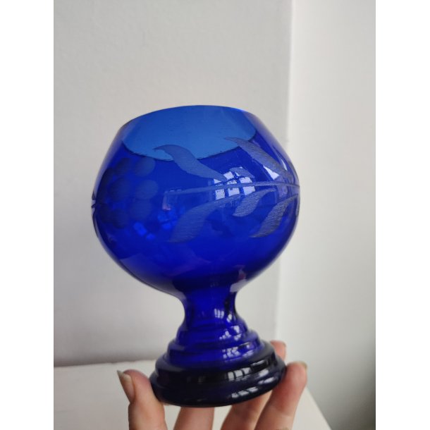 Smuk gammel, koboltbl� glassk�l/opsats med blomsterdekoration