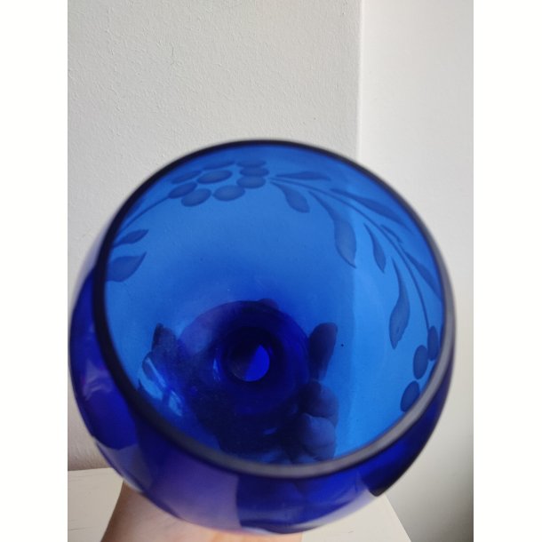Smuk gammel, koboltbl� glassk�l/opsats med blomsterdekoration