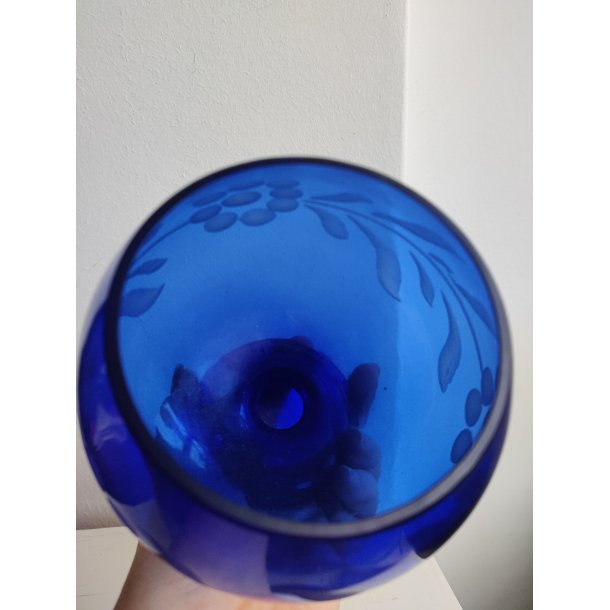 Smuk gammel, koboltbl� glassk�l/opsats med blomsterdekoration