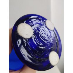 Smuk gammel, koboltbl� glassk�l/opsats med blomsterdekoration