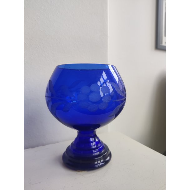 Smuk gammel, koboltbl� glassk�l/opsats med blomsterdekoration