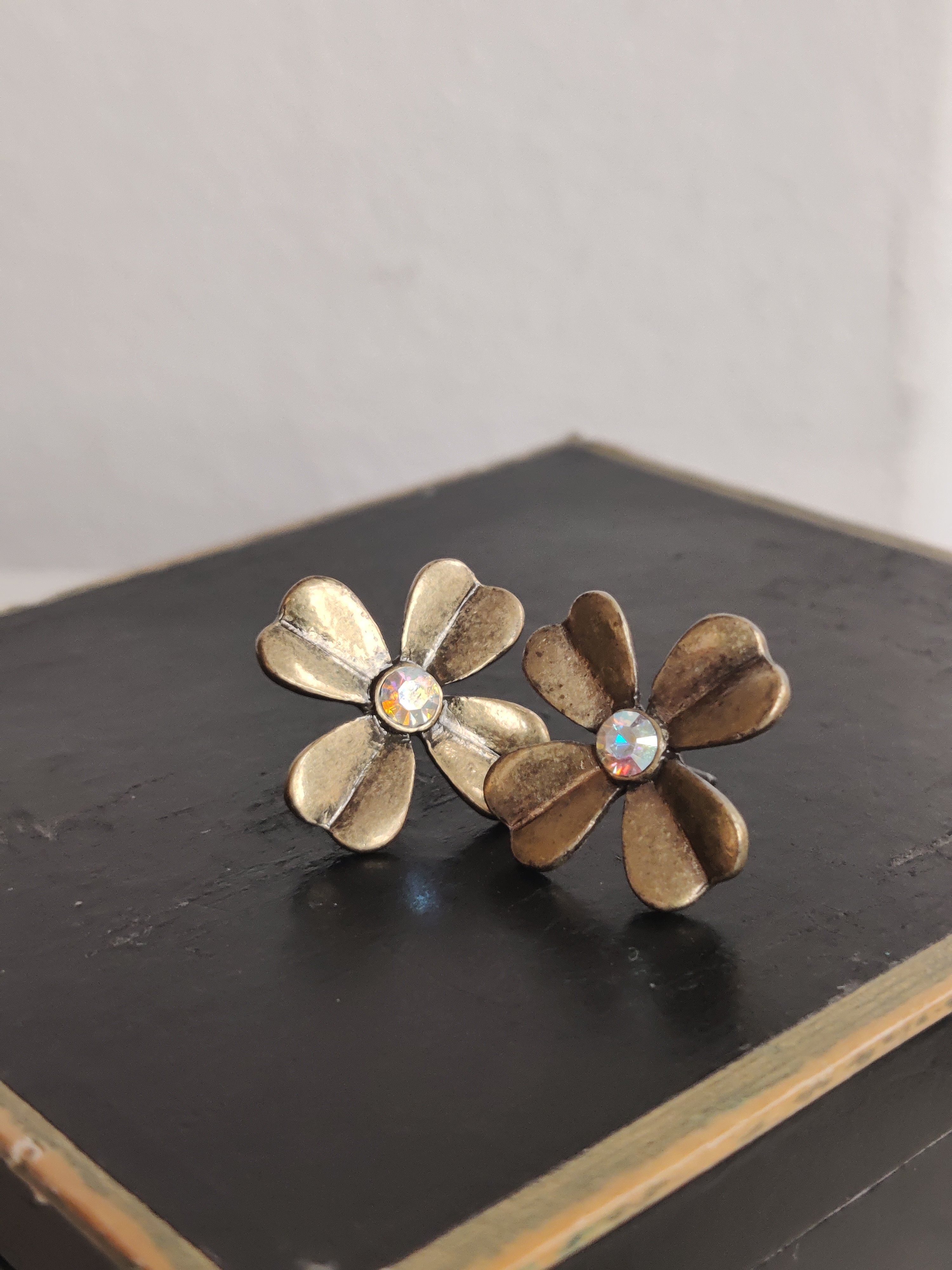 Vintage blomster reringe med aurora borealis krystal