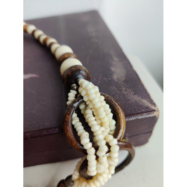 Afrikansk halssmykke i horn 