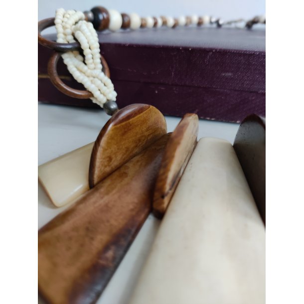 Afrikansk halssmykke i horn 