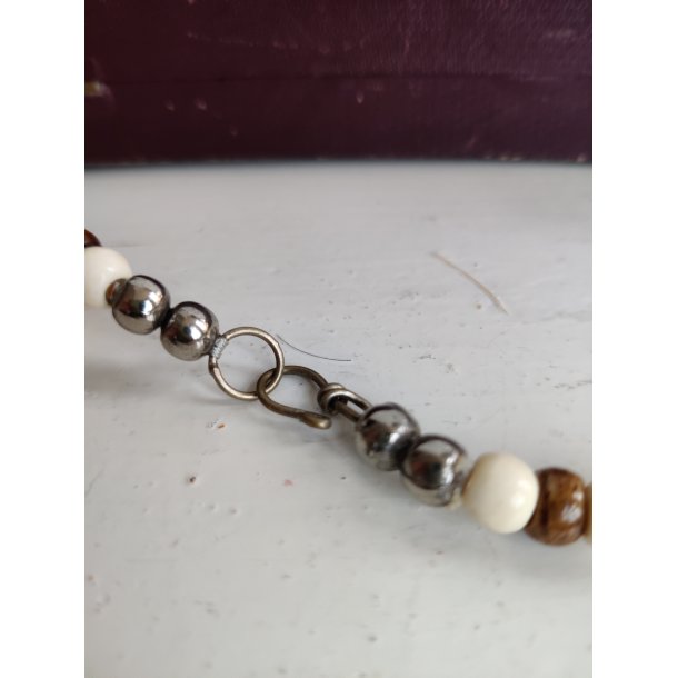 Afrikansk halssmykke i horn 