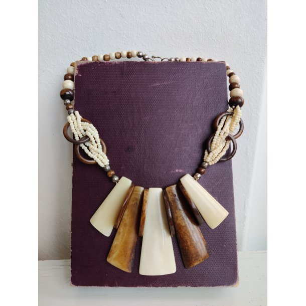 Afrikansk halssmykke i horn 