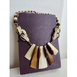 Afrikansk halssmykke i horn 