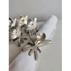 8 servietringe i metal med bestik, 1990'erne