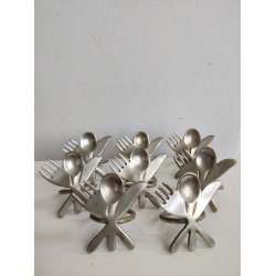 8 servietringe i metal med bestik, 1990'erne