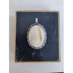 Stort ovalt veddh�ng med ben/horn