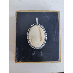 Stort ovalt veddh�ng med ben/horn