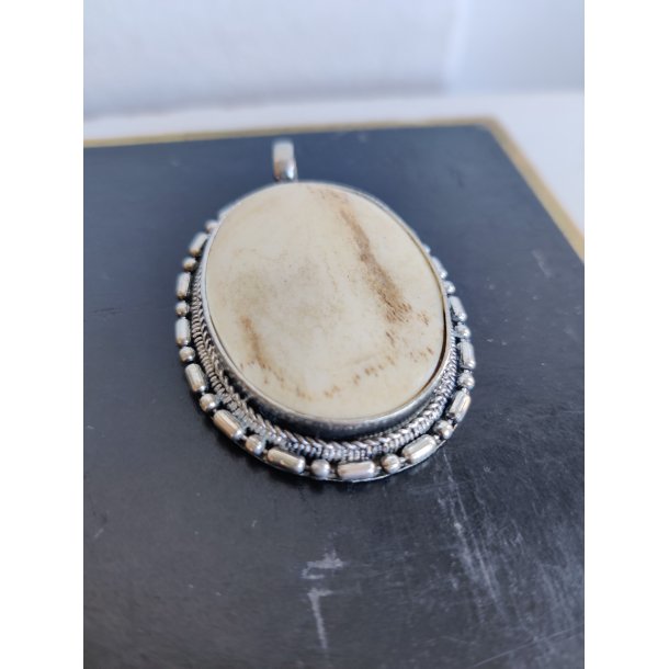 Stort ovalt veddh�ng med ben/horn